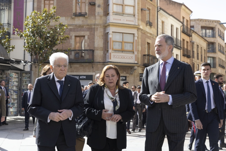 Il Presidente della Repubblica Sergio Mattarella con Sua Maestà il Re di Spagna, Felipe VI, nel centro storico della città di Salamanca 
