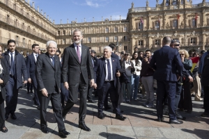Il Presidente della Repubblica Sergio Mattarella con Sua Maestà il Re di Spagna, Felipe VI, nel centro storico della città di Salamanca 
