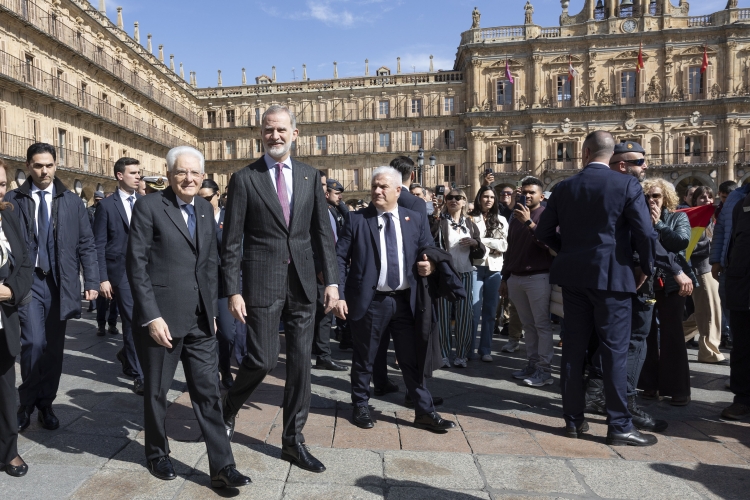 Il Presidente della Repubblica Sergio Mattarella con Sua Maestà il Re di Spagna, Felipe VI, nel centro storico della città di Salamanca 
