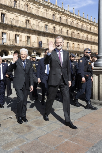 Il Presidente della Repubblica Sergio Mattarella con Sua Maestà il Re di Spagna, Felipe VI, nel centro storico della città di Salamanca 
