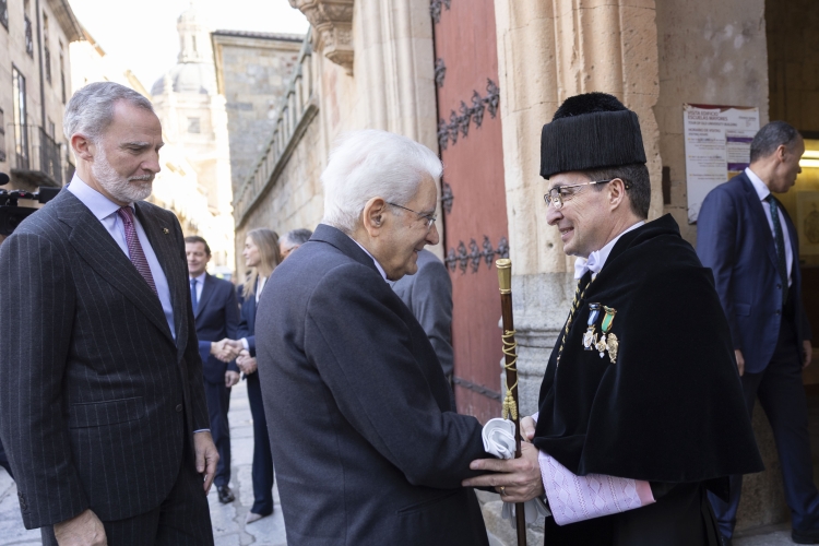 Il Presidente della Repubblica Sergio Mattarella con Sua Maestà il Re di Spagna, Felipe VI, all’Università di Salamanca, in occasione della cerimonia di consegna dell’onorificenza accademica di Dottore Honoris Causa
