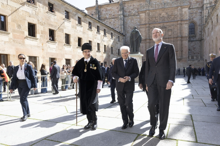 Il Presidente della Repubblica Sergio Mattarella con Sua Maestà il Re di Spagna, Felipe VI, all’Università di Salamanca, in occasione della cerimonia di consegna dell’onorificenza accademica di Dottore Honoris Causa
