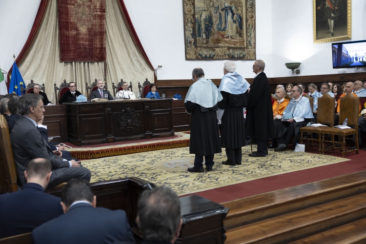 Il Presidente della Repubblica Sergio Mattarella in occasione della cerimonia di consegna dell’onorificenza accademica di Dottore Honoris Causa conferita dall’Università di Salamanca

