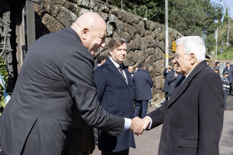 Il Presidente della Repubblica Sergio Mattarella accolto da Guido Crosetto, Ministro della difesa - Rappresentante del Governo, in occasione della cerimonia commemorativa del 82° anniversario dell'eccidio delle Fosse Ardeatine
