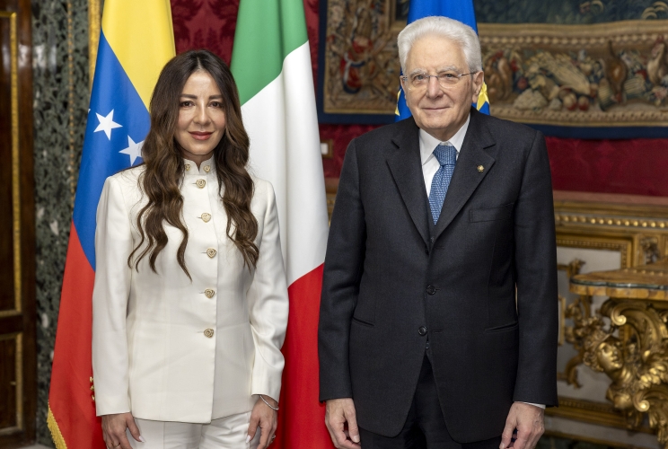 Il Presidente Sergio Mattarella con S.E. la Signora Maria Elena Uzzo GIANNATTASIO, nuovo Ambasciatore della Repubblica Bolivariana del Venezuela, in occasione della presentazione delle Lettere credenziali
