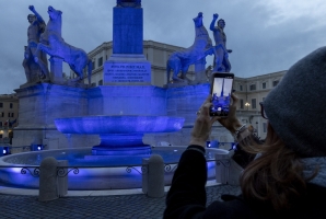 La Fontana dei Dioscuri illuminata di Blu in occasione della "Giornata Mondiale della Consapevolezza dell'Autismo"