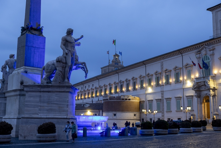 La Fontana dei Dioscuri illuminata di Blu in occasione della "Giornata Mondiale della Consapevolezza dell'Autismo"