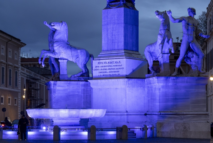 La Fontana dei Dioscuri illuminata di Blu in occasione della "Giornata Mondiale della Consapevolezza dell'Autismo"