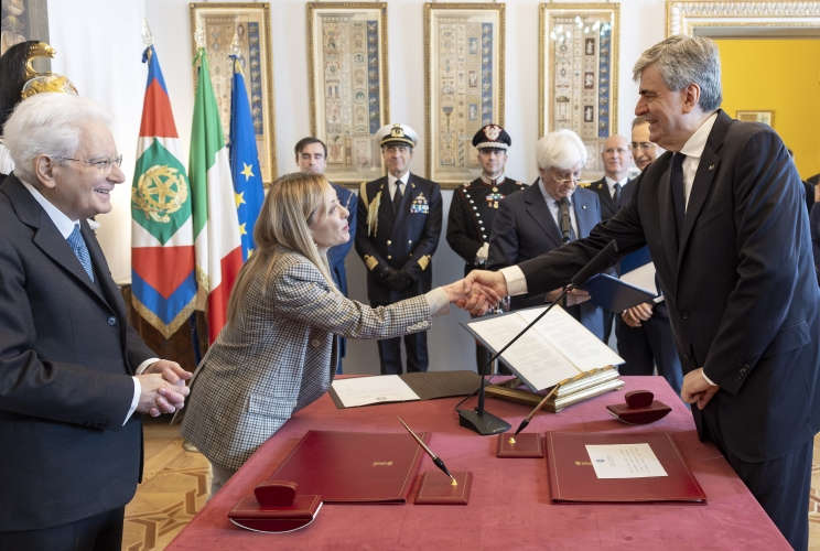 Il Presidente Sergio Mattarella e il Presidente del Consiglio Giorgia Meloni in occasione della cerimonia di giuramento del nuovo Ministro del Turismo Gianmarico Mazzi