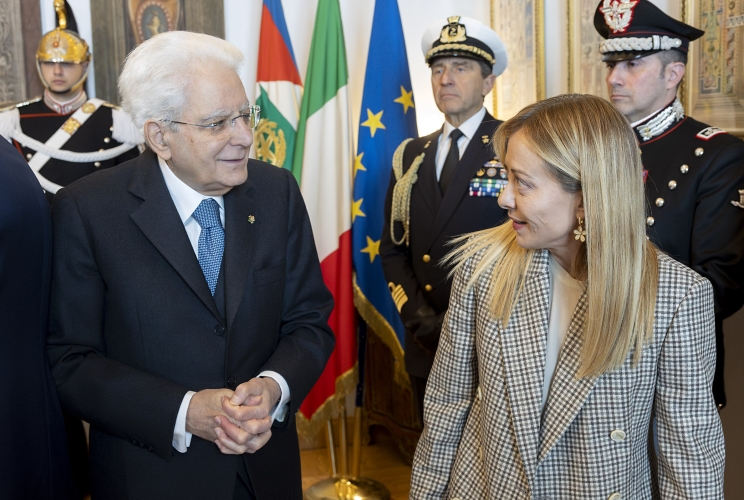 Il Presidente Sergio Mattarella con il Presidente del Consiglio Giorgia Meloni a margine della cerimonia di giuramento del nuovo Ministro del Turismo Gianmarico Mazzi