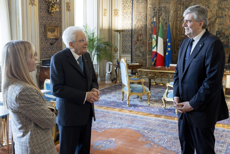 Il Presidente Sergio Mattarella e il Presidente del Consiglio Giorgia Meloni al termine della cerimonia di giuramento del nuovo Ministro del Turismo Gianmarico Mazzi