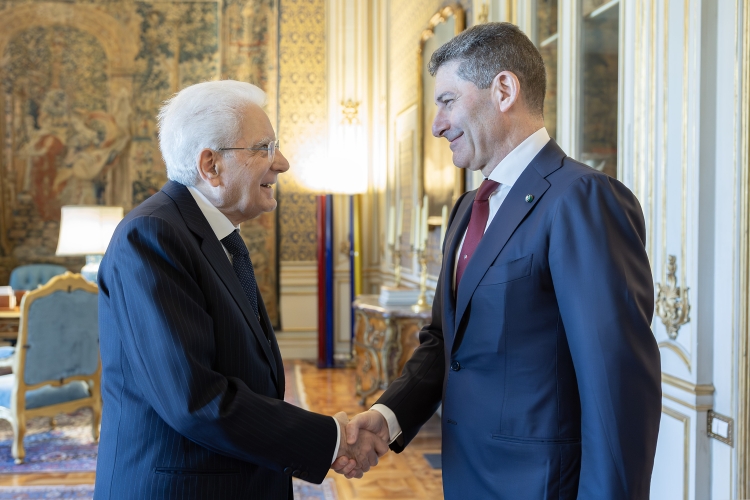 Il Presidente Sergio Mattarella accoglie il Prefetto Vittorio Pisani, Capo della Polizia – Direttore generale della pubblica sicurezza, in occasione del 174° anniversario di costituzione della Polizia di Stato
