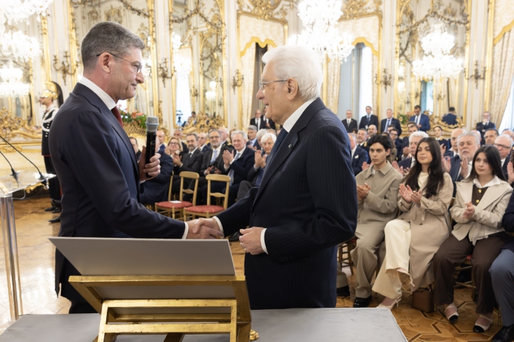 Il Presidente Sergio Mattarella nel corso dell'incontro con il Capo della Polizia – Direttore generale della pubblica sicurezza, unitamente ad una rappresentanza della Polizia di Stato, in occasione del 174° anniversario della sua costituzione

