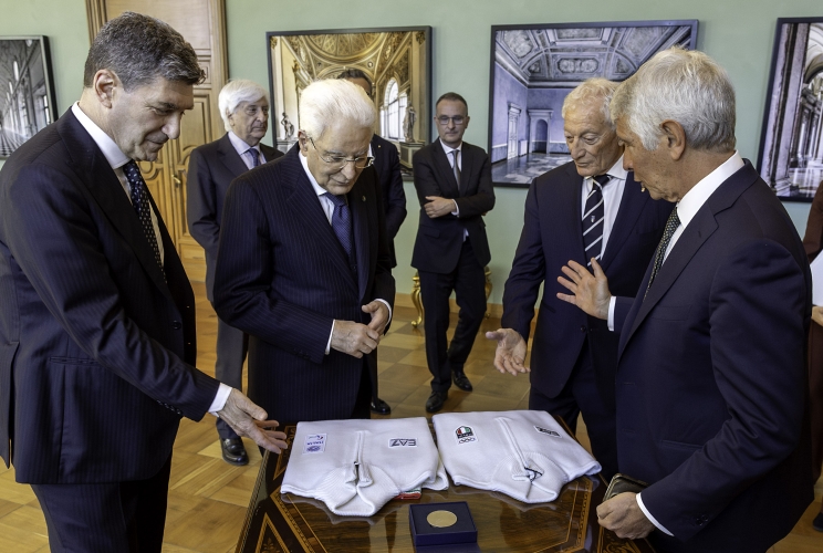 Il Presidente Sergio Mattarella con Luciano Buonfiglio, Presidente del Comitato Olimpico Nazionale Italiano, Marco Giunio De Sanctis, Presidente del Comitato Italiano Paralimpico e Andrea Abodi, Ministro per lo sport e i giovani, in occasione della cerimonia di restituzione della Bandiera da parte degli atleti italiani di ritorno dai Giochi Olimpici e Paralimpici di Milano-Cortina 2026