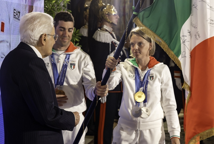 Il Presidente Sergio Mattarella riceve il tricolore da Arianna Fontana e Federico Pellegrino, in occasione della cerimonia di restituzione della Bandiera da parte degli atleti italiani di ritorno dai Giochi Olimpici e Paralimpici di Milano-Cortina 2026