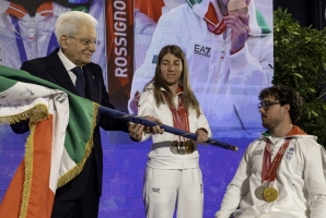 Il Presidente Sergio Mattarella riceve il tricolore da Renè De Silvestro e Chiara Mazzel, in occasione della cerimonia di restituzione della Bandiera da parte degli atleti italiani di ritorno dai Giochi Olimpici e Paralimpici di Milano-Cortina 2026