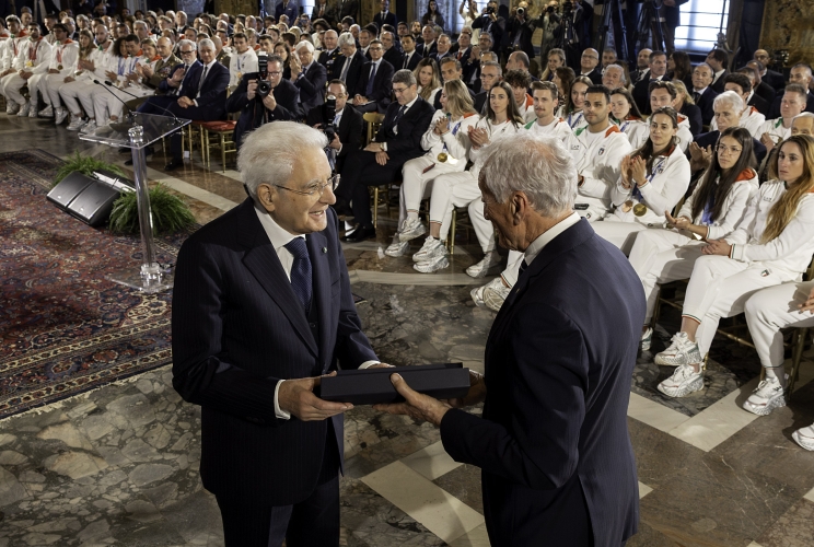 Il Presidente Sergio Mattarella con Luciano Buonfiglio, in occasione della cerimonia di restituzione della Bandiera da parte degli atleti italiani di ritorno dai Giochi 
Olimpici e Paralimpici di Milano-Cortina 2026