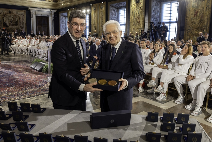 Il Presidente Sergio Mattarella con Marco Giunio De Sanctis, Presidente del Comitato Italiano Paralimpico, in occasione della cerimonia di restituzione della Bandiera da parte degli atleti italiani di ritorno dai Giochi Olimpici e Paralimpici di Milano-Cortina 2026