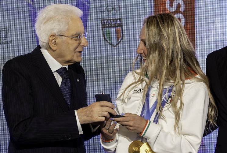 Il Presidetnte Sergio Mattarella consegna una medaglia a Francesca Lollobrigida, in occasione della cerimonia di restituzione della Bandiera da parte degli atleti italiani di ritorno dai Giochi Olimpici e Paralimpici di Milano-Cortina 2026