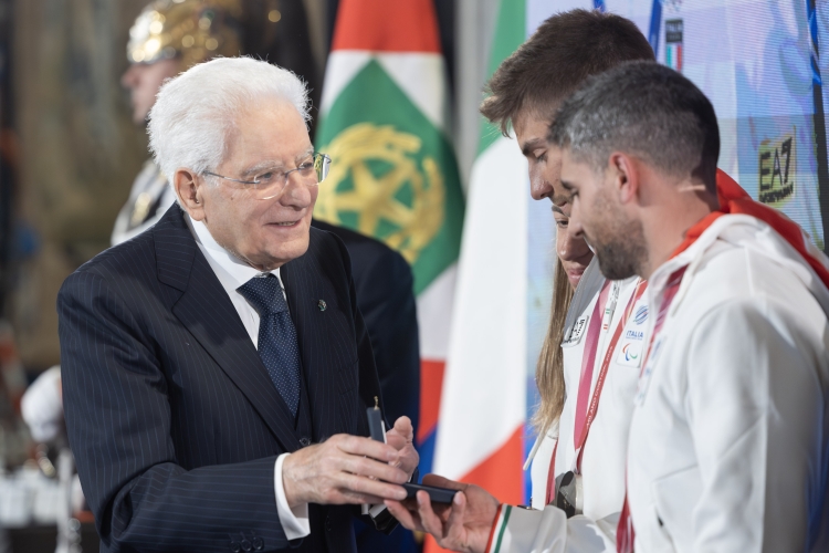 Il Presidetnte Sergio Mattarella consegna una medaglia celbrativa ad alcuni atleti in occasione della cerimonia di restituzione della Bandiera da parte degli atleti italiani di ritorno dai Giochi Olimpici e Paralimpici di Milano-Cortina 2026