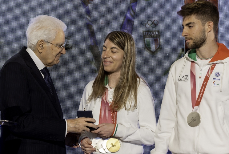 Il Presidetnte Sergio Mattarella consegna una medaglia a Chiara Mazzel, in occasione della cerimonia di restituzione della Bandiera da parte degli atleti italiani di ritorno dai Giochi Olimpici e Paralimpici di Milano-Cortina 2026