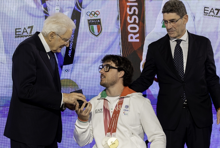 Il Presidetnte Sergio Mattarella consegna una medaglia a Renè De Silvestro, in occasione della cerimonia di restituzione della Bandiera da parte degli atleti italiani di ritorno dai Giochi Olimpici e Paralimpici di Milano-Cortina 2026
