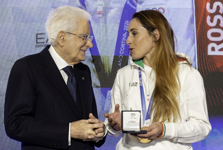 Il Presidetnte Sergio Mattarella consegna una medaglia a Sofia Goggia, in occasione della cerimonia di restituzione della Bandiera da parte degli atleti italiani di ritorno dai Giochi Olimpici e Paralimpici di Milano-Cortina 2026
