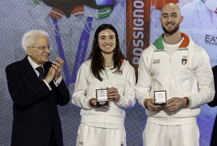Il Presidetnte Sergio Mattarella consegna una medaglia a Stefania Constantinii e Amos Mosaner, in occasione della cerimonia di restituzione della Bandiera da parte degli atleti italiani di ritorno dai Giochi Olimpici e Paralimpici di Milano-Cortina 2026