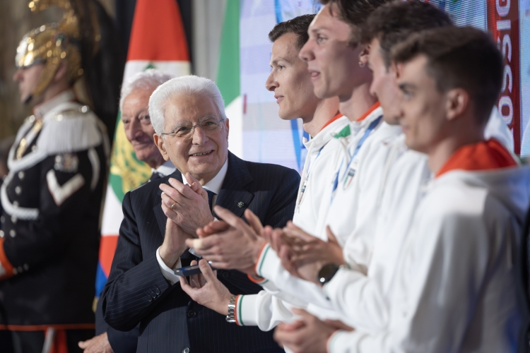 Il Presidetnte Sergio Mattarella consegna una medaglia celbrativa ad alcuni atleti in occasione della cerimonia di restituzione della Bandiera da parte degli atleti italiani di ritorno dai Giochi Olimpici e Paralimpici di Milano-Cortina 2026