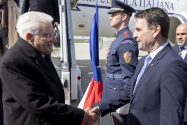 Il Presidente della Repubblica Sergio Mattarella al suo arrivo a Praga accolto dal Ministro degli Esteri Petr Macinka