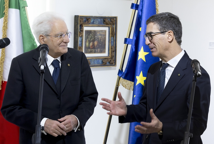 Il Presidente della Repubblica Sergio Mattarella con Alessandro Gaudiano, Ambasciatore d'Italia a Praga, in occasione dell'incontro con il Personale dell'Ambasciata d'Italia e delle altre Istituzioni italiane a Praga