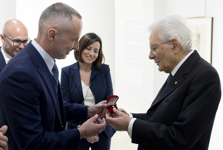 Il Presidente della Repubblica Sergio Mattarella riceve dal Presidente della Camera di Commercio e dell'Industria mista Italo-Ceca il Distintivo d'Oro