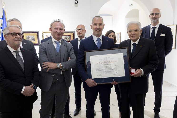 Il Presidente della Repubblica Sergio Mattarella riceve dal Presidente della Camera di Commercio e dell'Industria mista Italo-Ceca il Distintivo d'Oro
