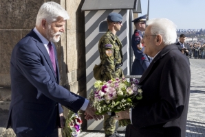 Il Presidente della Repubblica Sergio Mattarella al suo arrivo al Castello di Praga accolto dal Presidente della Repubblica Ceca, Petr Pavel