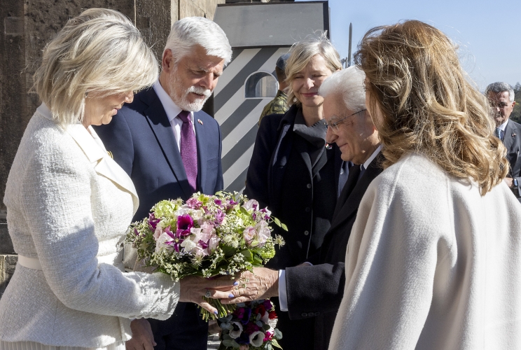  Il Presidente della Repubblica Sergio Mattarella e la signora Laura  al loro arrivo al Castello di Praga accolti dal Presidente della Repubblica Ceca, Petr Pavel, e dalla consorte Eva Pavlova