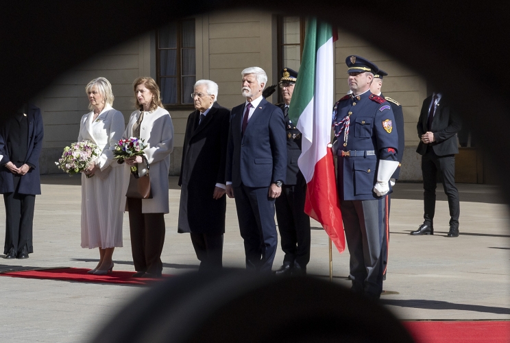 Il Presidente della Repubblica Sergio Mattarella con il Presidente della Repubblica Ceca, Petr Pavel in occasione degli onori militari