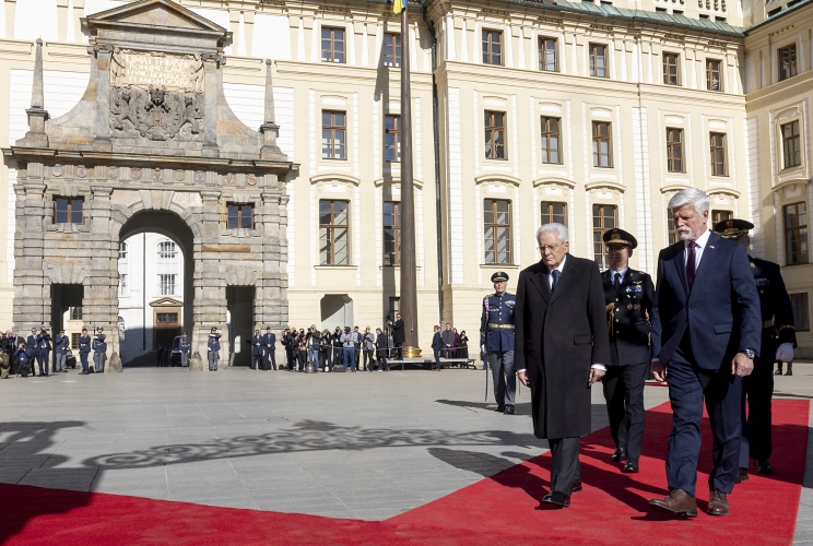 Il Presidente della Repubblica Sergio Mattarella con il Presidente della Repubblica Ceca, Petr Pavel in occasione degli onori militari