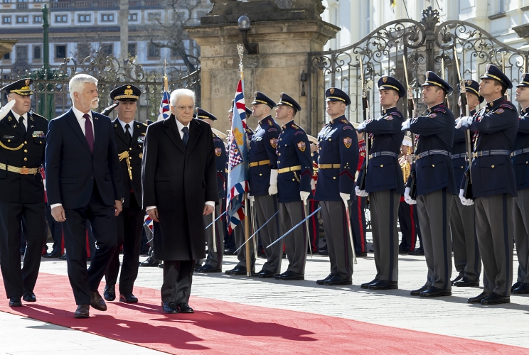  Il Presidente della Repubblica Sergio Mattarella con il Presidente della Repubblica Ceca, Petr Pavel in occasione degli onori militari