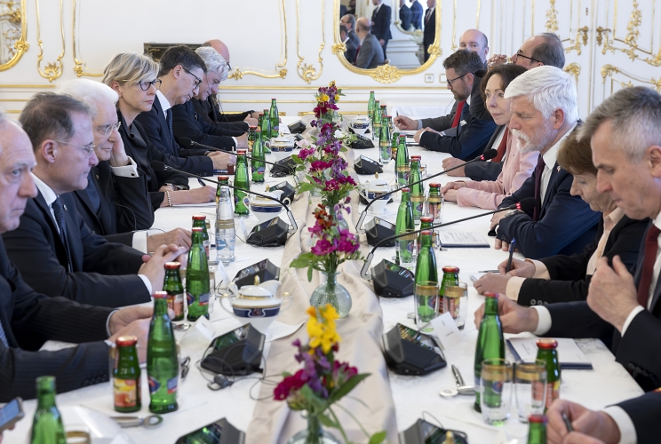  Il Presidente della Repubblica Sergio Mattarella con il Presidente della Repubblica Ceca, Petr Pavel, nel corso dei colloqui allargati alle rispettive delegazioni