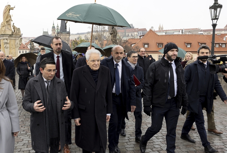 Il Presidente della Repubblica Sergio Mattarella attraversa il Ponte Carlo a piedi