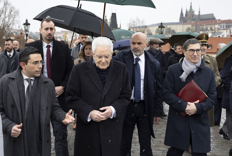 Il Presidente della Repubblica Sergio Mattarella attraversa il Ponte Carlo a piedi