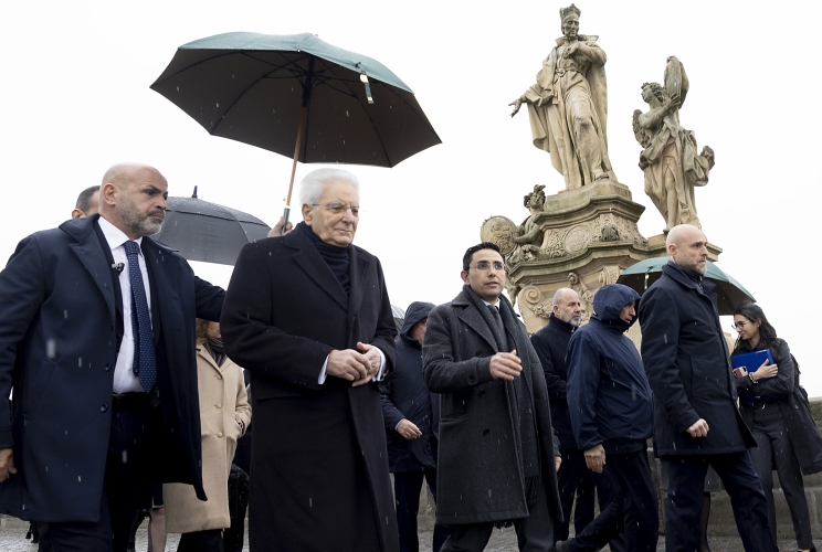 Il Presidente della Repubblica Sergio Mattarella attraversa il Ponte Carlo a piedi