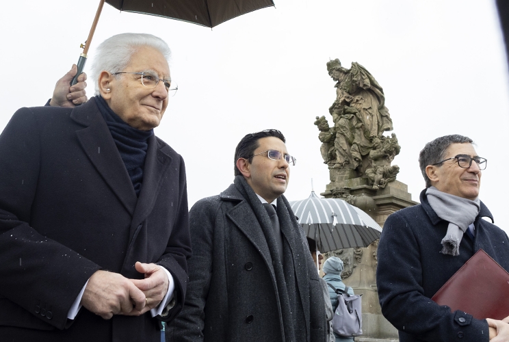 Il Presidente della Repubblica Sergio Mattarella attraversa il Ponte Carlo a piedi