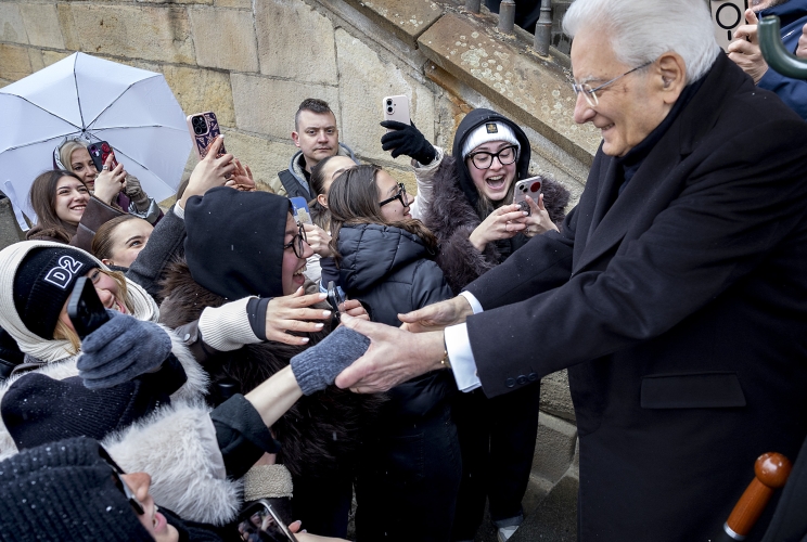 Il Presidente della Repubblica Sergio Mattarella con alcuni ragazzi italiani incontrati nel corso della passeggiata sul Ponte Carlo