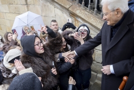 Il Presidente della Repubblica Sergio Mattarella con alcuni ragazzi italiani incontrati nel corso della passeggiata sul Ponte Carlo