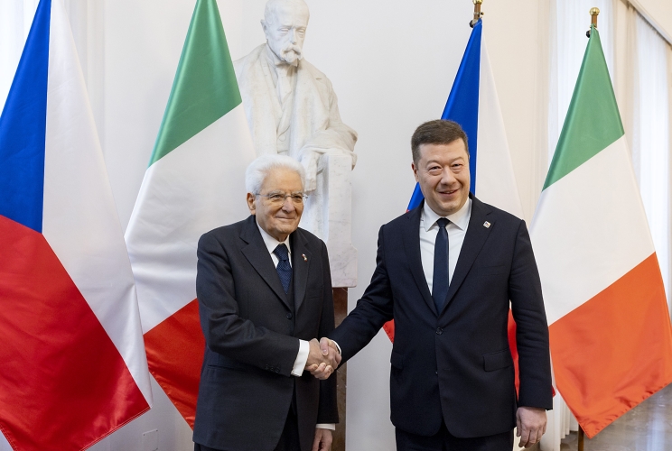 Il Presidente della Repubblica Sergio Mattarella con in Presidente della Camera Tokio Okamura