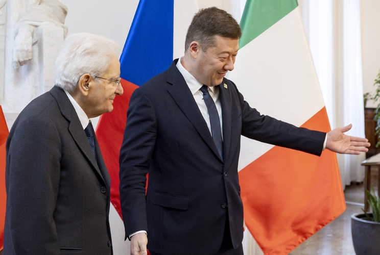 Il Presidente della Repubblica Sergio Mattarella con in Presidente della Camera Tokio Okamura