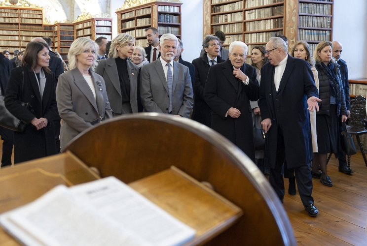 Il Presidente della Repubblica Sergio Mattarella e Presidente della Repubblica Ceca Petr Pavel visitano la biblioteca del Monastero di Strahov
