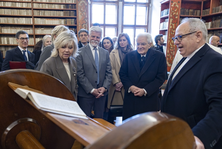 Il Presidente della Repubblica Sergio Mattarella e Presidente della Repubblica Ceca Petr Pavel visitano la biblioteca del Monastero di Strahov