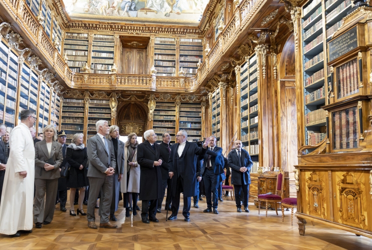 Il Presidente della Repubblica Sergio Mattarella e Presidente della Repubblica Ceca Petr Pavel visitano la biblioteca del Monastero di Strahov